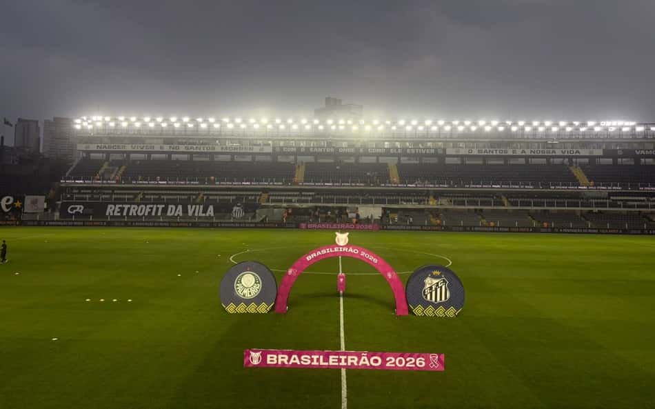 Palmeiras x Santos em estádio iluminado, arco promocional do Brasileirão 2026 no centro do campo.