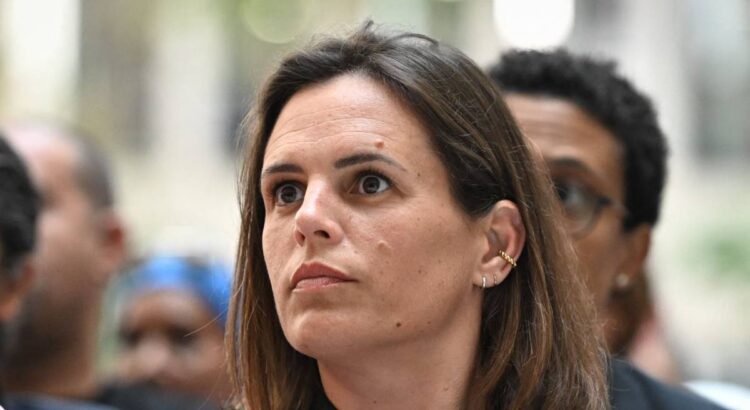 Laure Manaudou : "Il était prévu qu'elle passe son permis de conduire", sans "lieu d'entraînement fixe", la nageuse a dû changer ses plans en catastrophe