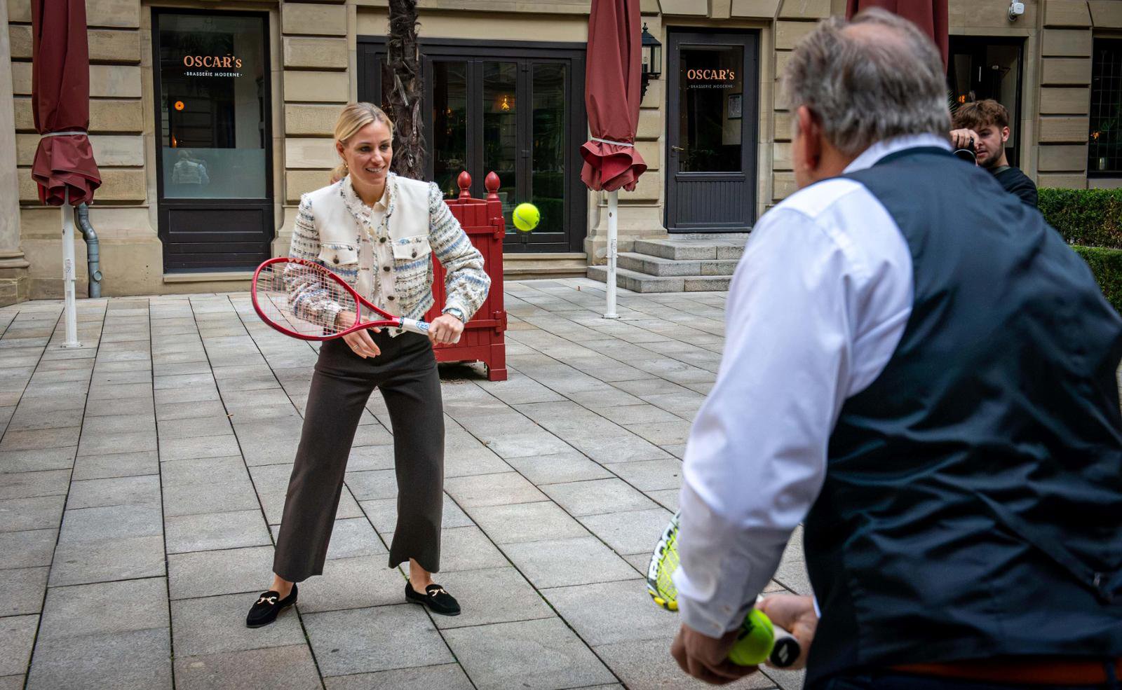 Angelique Kerber und Jörg Müller spielen im Ehrenhof des Frankfurter Hofes Tennis.