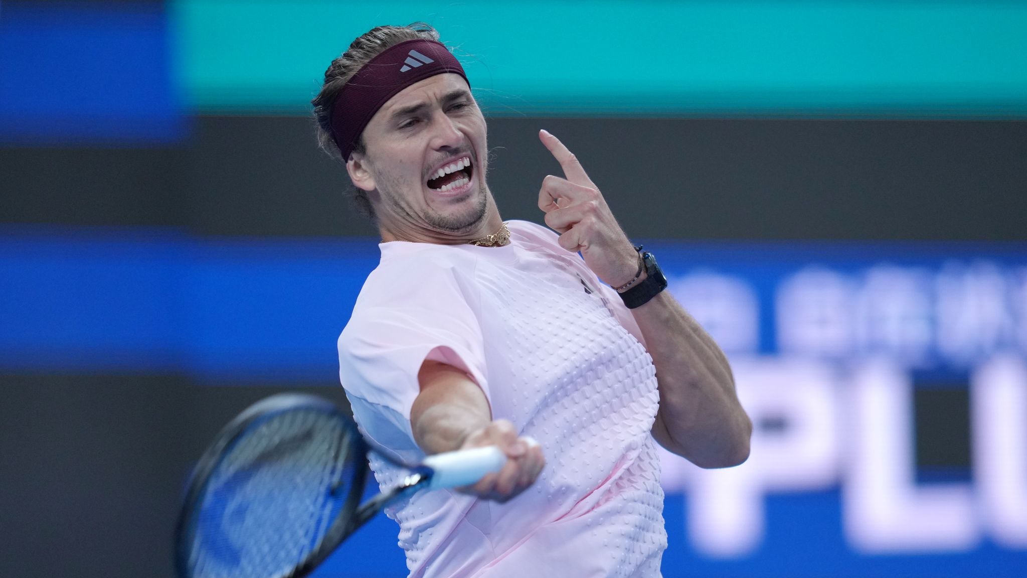 Tennis: ATP-Tour, Einzel, Männer, Viertelfinale, Djokovic - Zverev. Der Deutsche Alexander Zverev schlägt einen Ball. (zu dpa: «Nach Angriffen: Saudi-Arabien verschiebt Millionen-Turnier»)