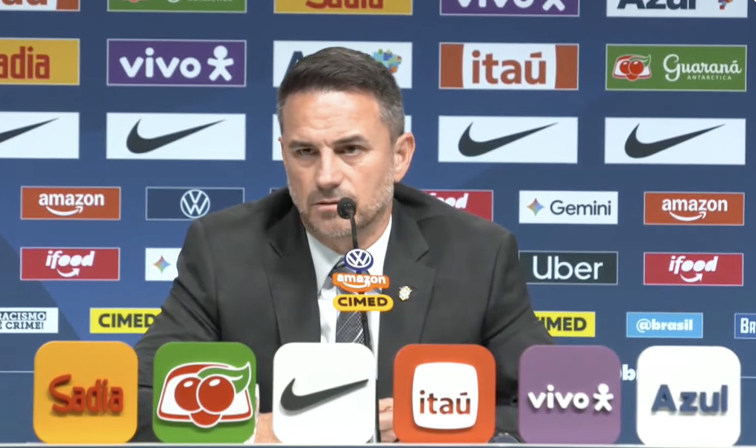 Rodrigo Caetano durante coletiva da Seleção