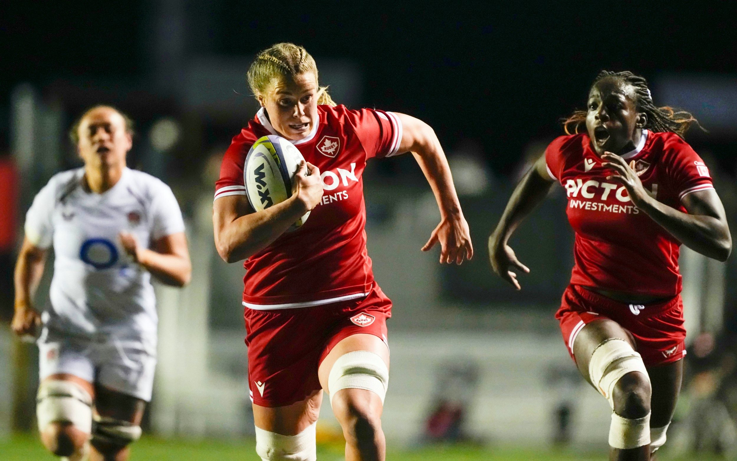 Sophie de Goede breaks to score a try against England