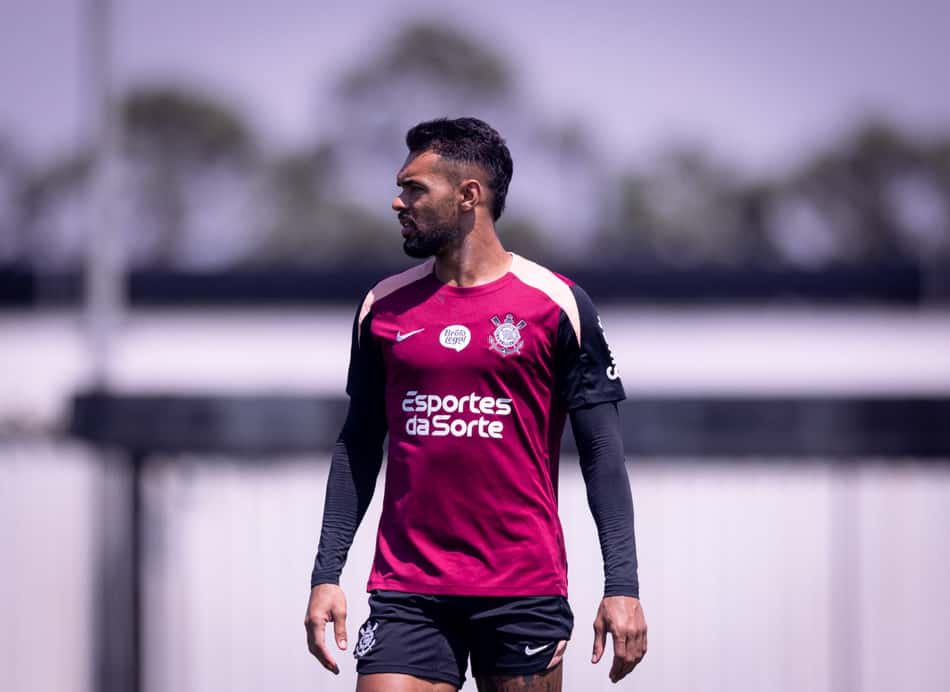 Raniele em treino, camisa vinho com logotipo Esportes da Sorte.