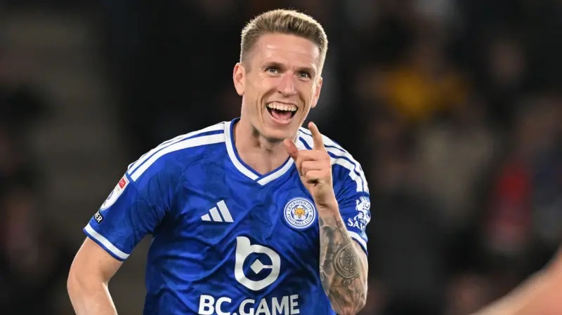 Emil Riis celebrates