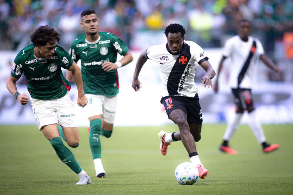 Jogadadores de Vasco e Palmeiras disputando bola