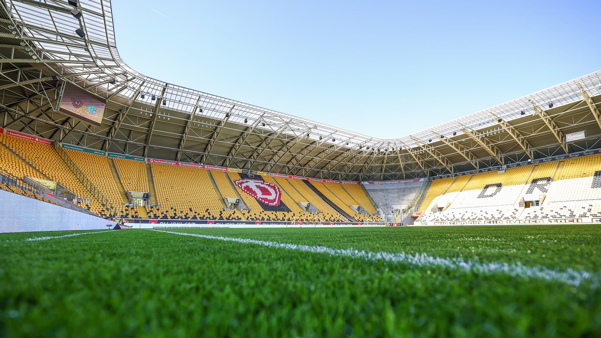 Blick Richtung Gästeblock im Rudolf-Harbig-Stadion