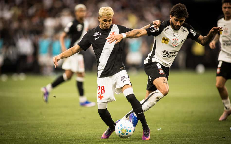 Jogo de Futebol Entre Vasco e Corinthians, Jogadores em Ação.