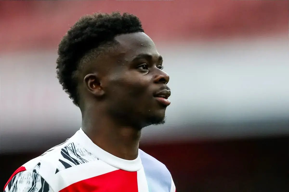 Bukayo Saka assure la vedette d’Arsenal avec un but précoce et grimpe dans les classements de la Premier League.
