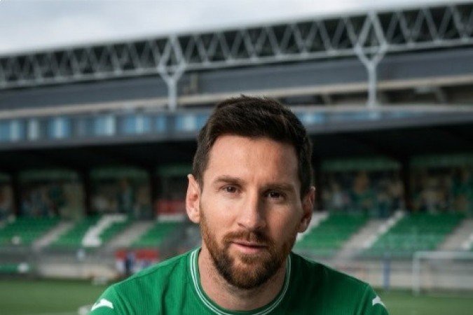  Lionel Messi assinou contrato como sócio do Cornellá, time da Catalunha bancado pelo astro