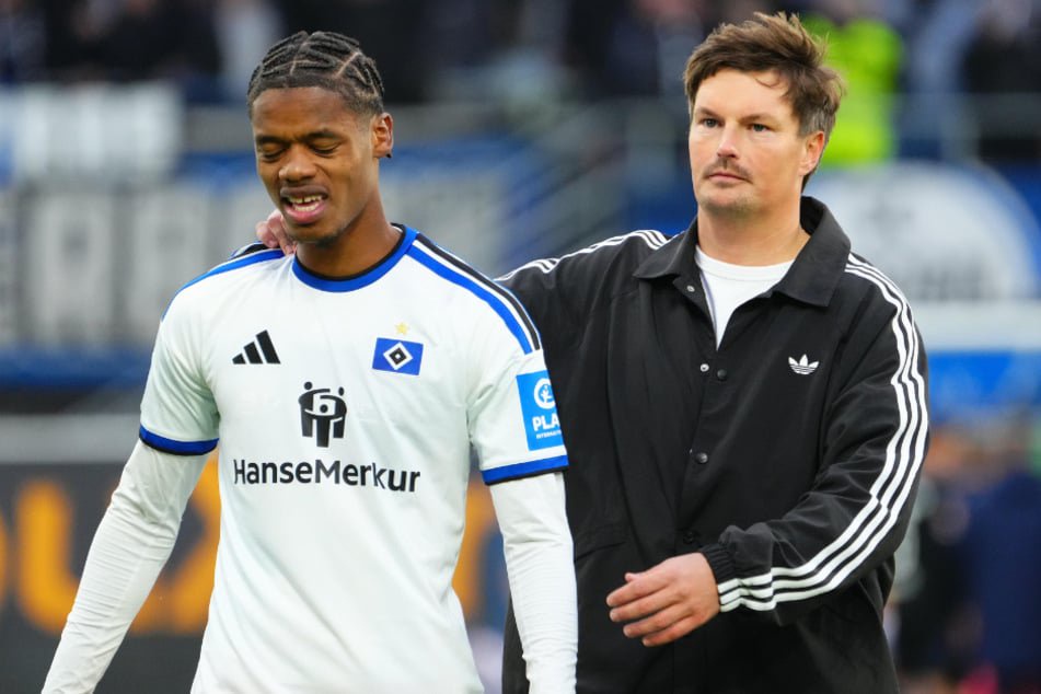 HSV-Coach Merlin Polzin (35, r.) sah vor dem Gegentor ein "klares Foul" an seinem Schützling Warmed Omari (26).