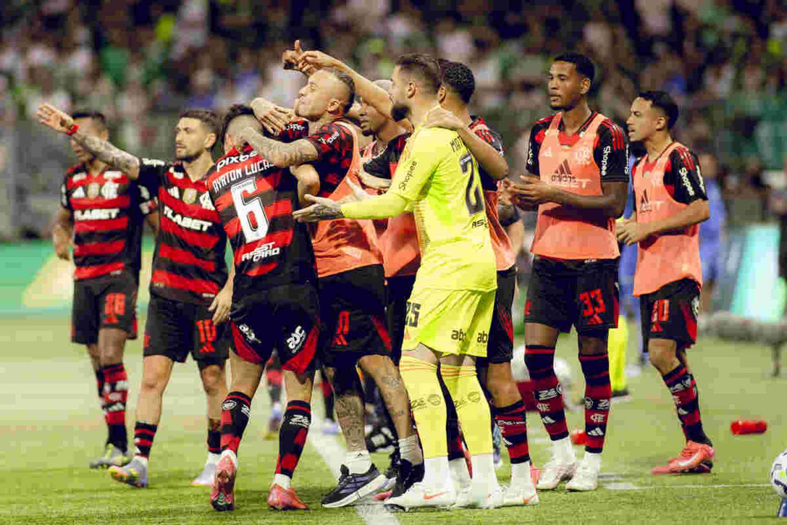 Time do Flamengo faz a festa após gol de Ayrton Lucas, em 2025 –