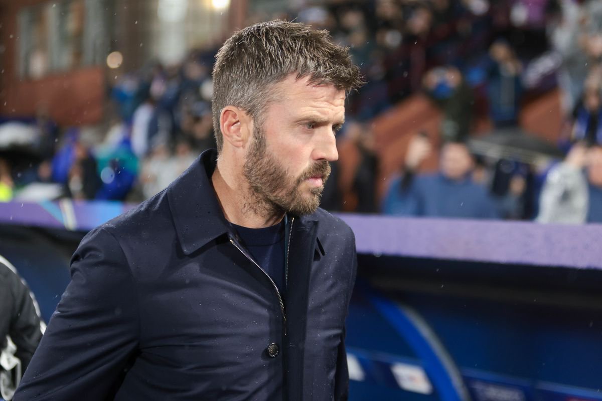 Michael Carrick is under increasing pressure at Man United.