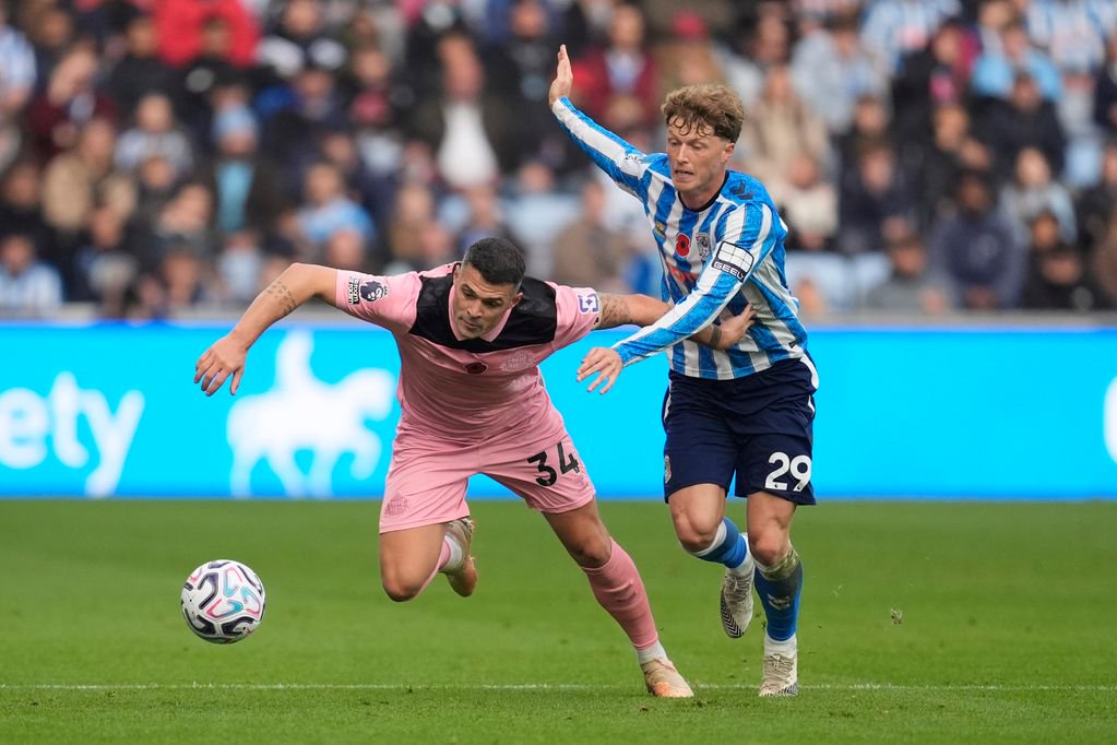 Sunderlands Granit Xhaka. (Left) and Coventry City's Victor Torp battle for the ball 