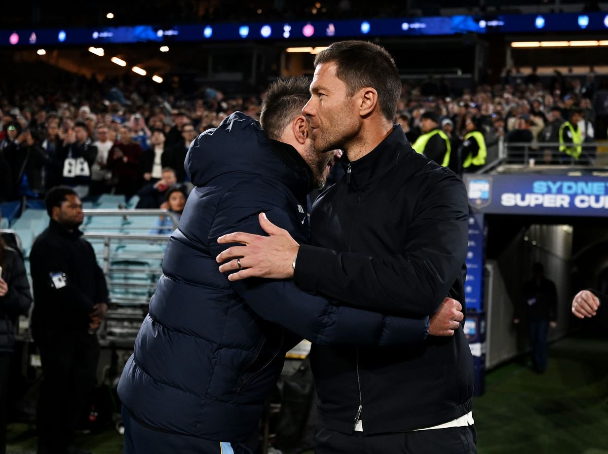 Roberto De Zerbi and Xabi Alonso embrace