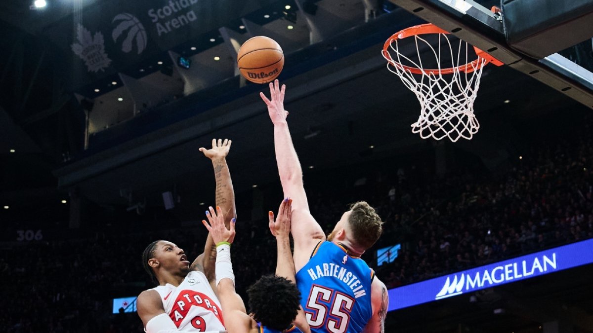 Isaiah Hartenstein und Jared McCain von der Oklahoma City Thunder verteidigen gegen RJ Barrett von den Toronto Raptors, am 25.02.2026. (Symbolbild) (Foto)