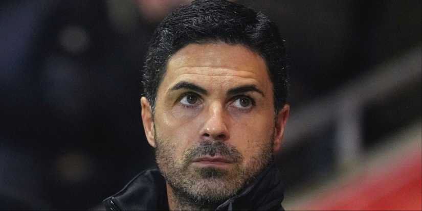 Mikel Arteta of Arsenal looks on