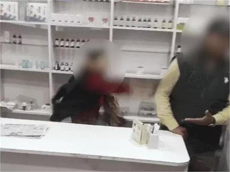 in fatehabad a woman beat up a medical store owner