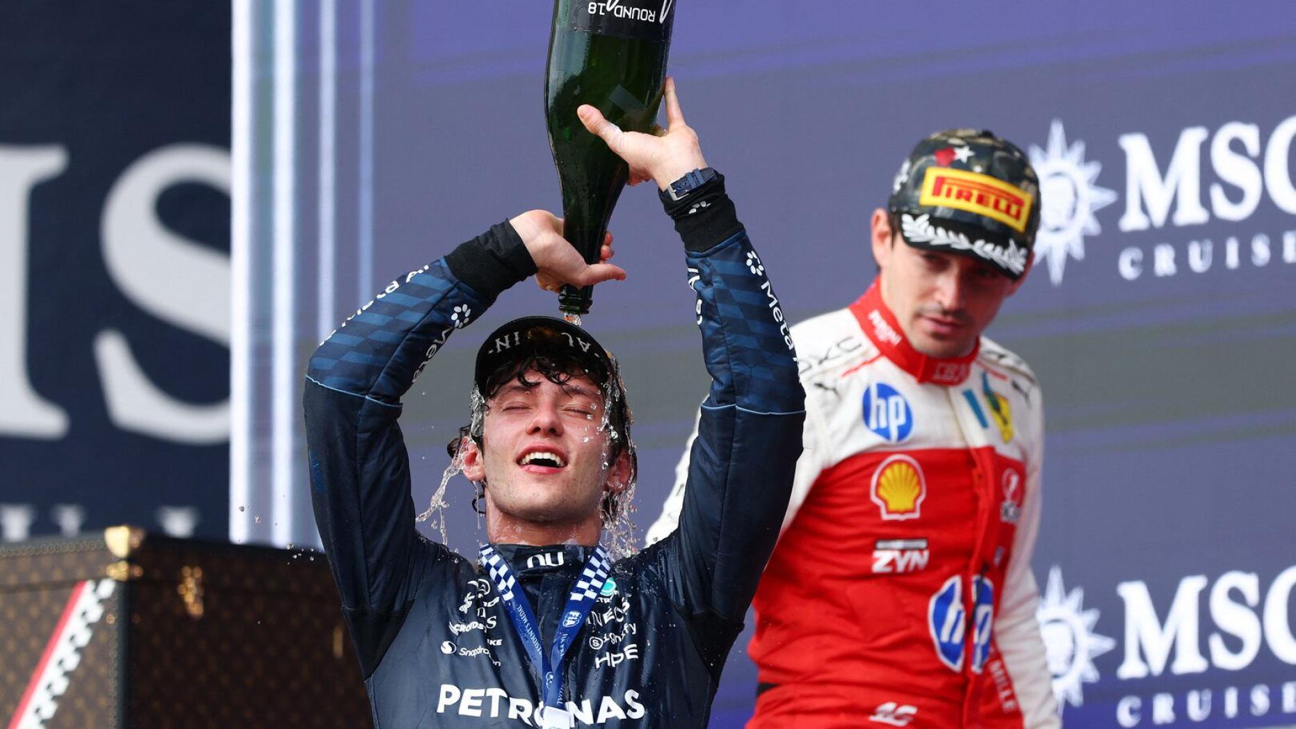Antonelli gießt sich alkoholfreien Sprudel über die Kappe