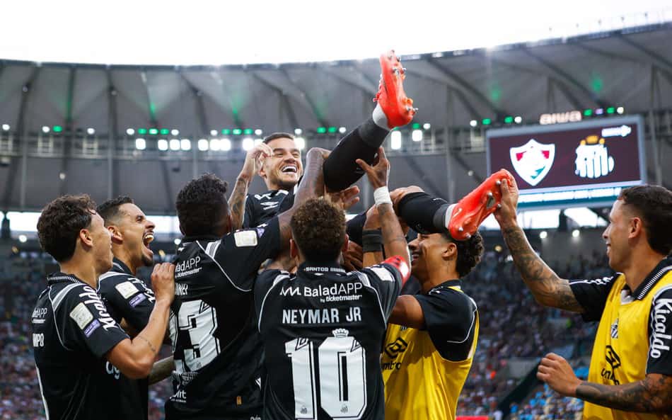 Jogadores do Santos comemoram gol de Coutinho