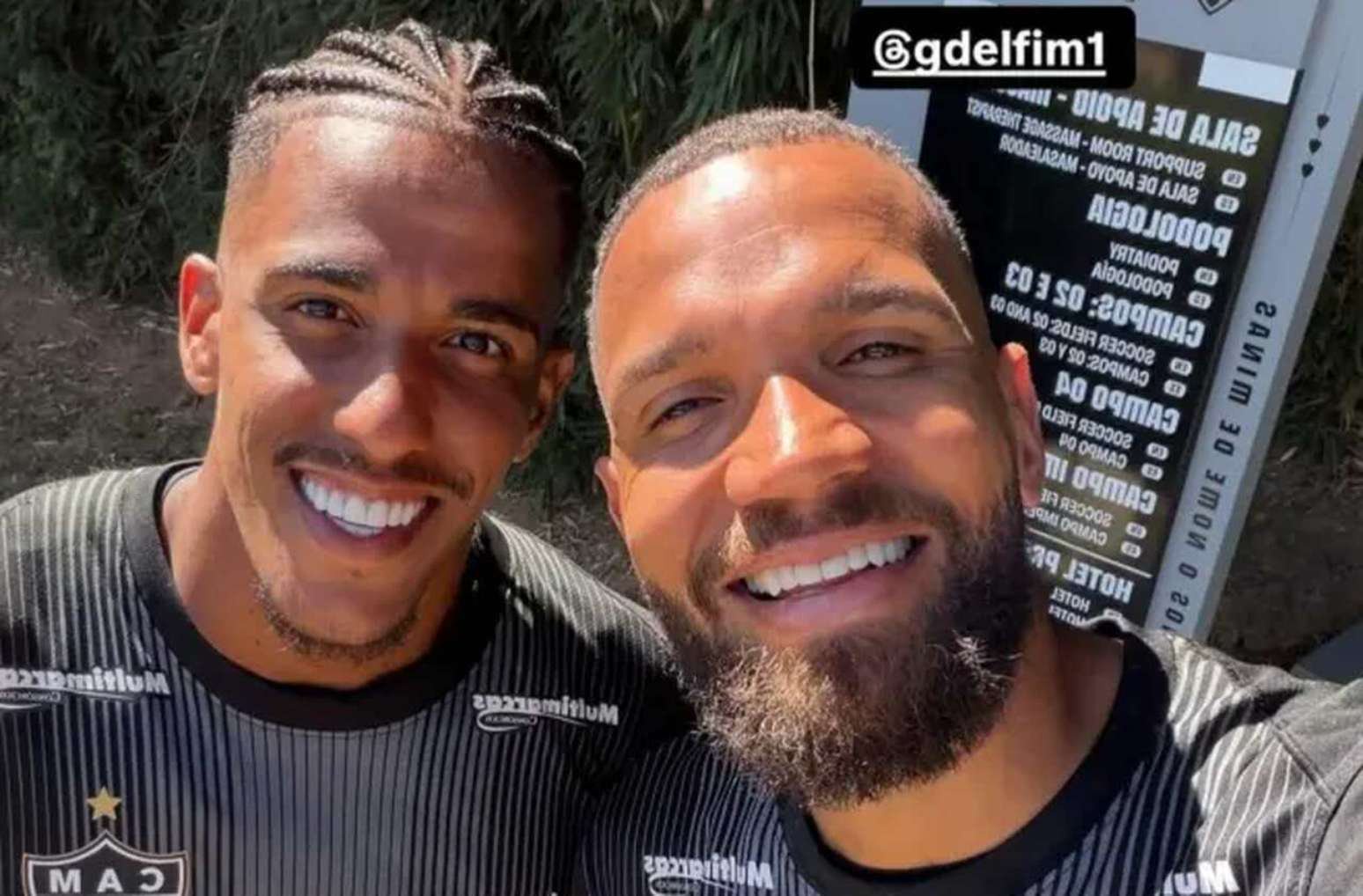Everson ao lado de Gabriel Delfim, jovem goleiro do Galo –