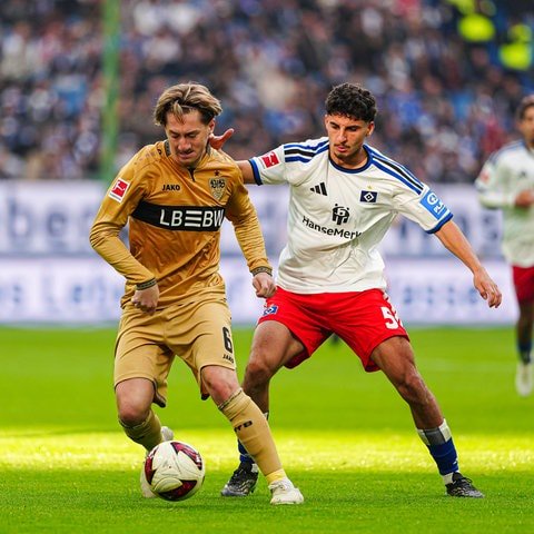 Angelo Stiller (VfB Stuttgart) im Zweikmapf mit Martin Adeline (Hamburger SV).