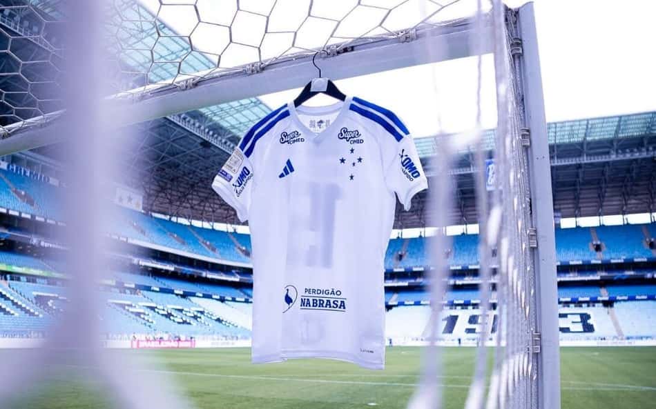 Camisa do Cruzeiro pendurada no gol da Arena do Grêmio.