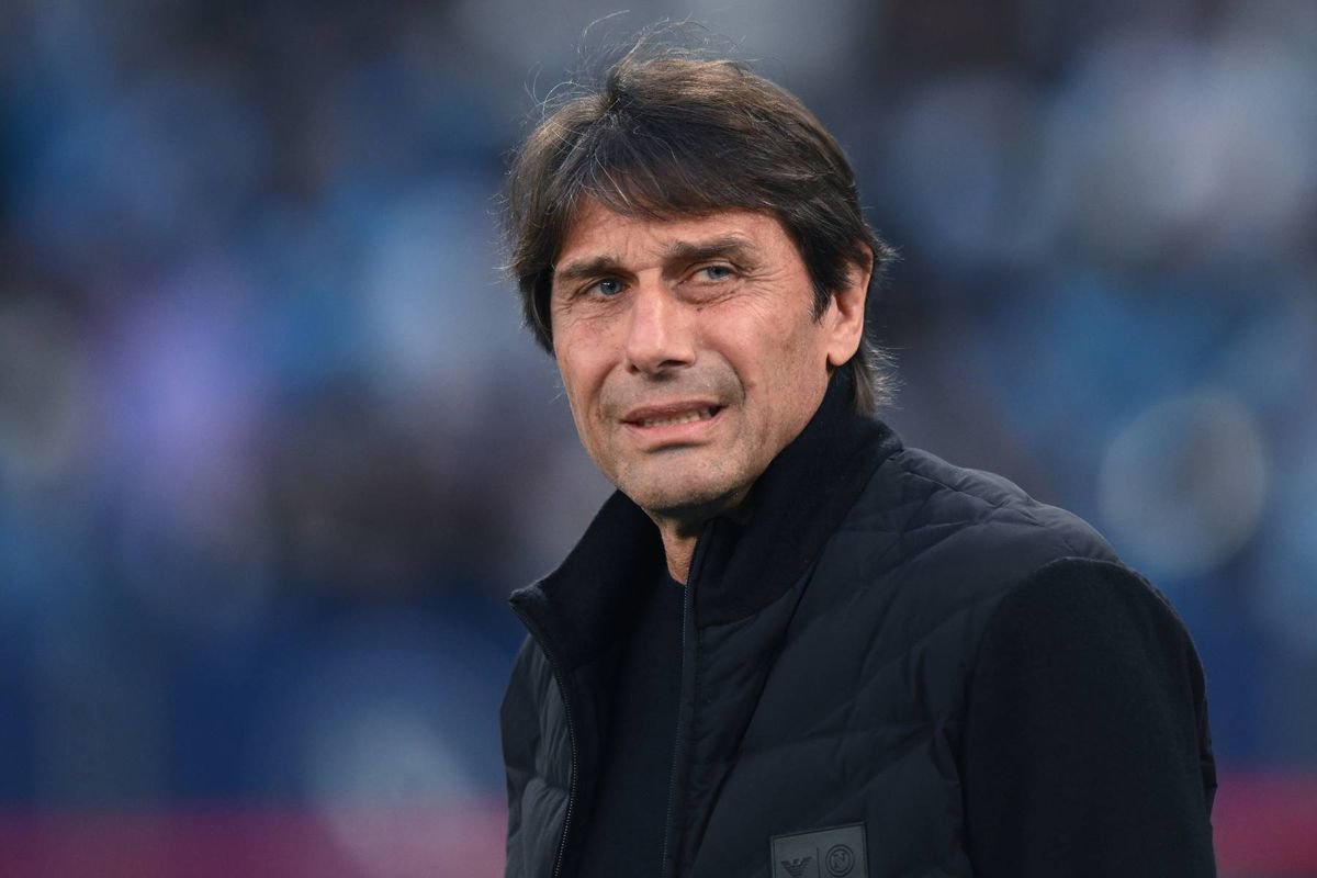 Antonio Conte looks on
