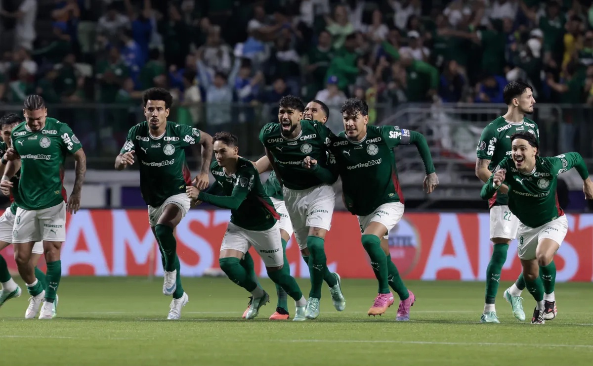 Jogadores do Palmeiras comemoram vitória ao final da partida contra o Fluminense. Foto: Marcello Zambrana/AGIF