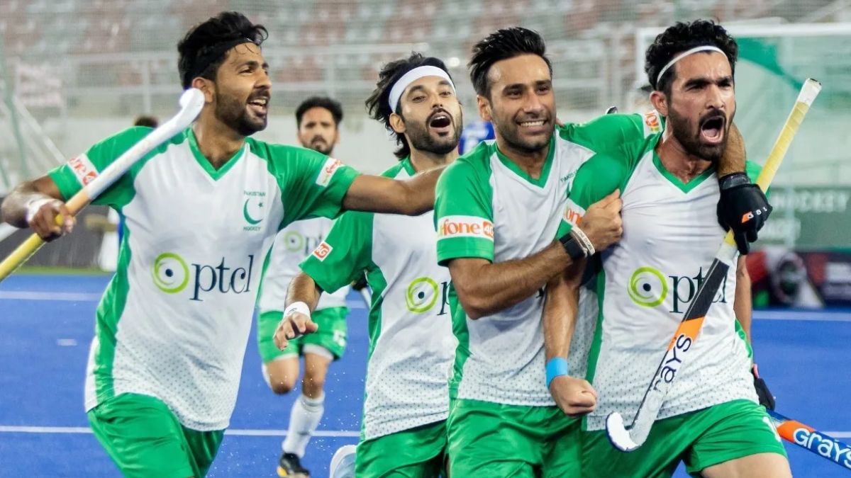 The Pakistani hockey team was left stranded for several hours after arriving in Canberra, the capital of Australia, because their hotel booking had been cancelled.