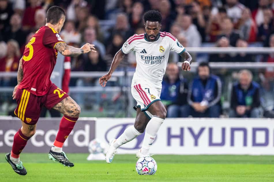 Jogador do Real Madrid driblando contra a AS Roma em jogo da Champions League.