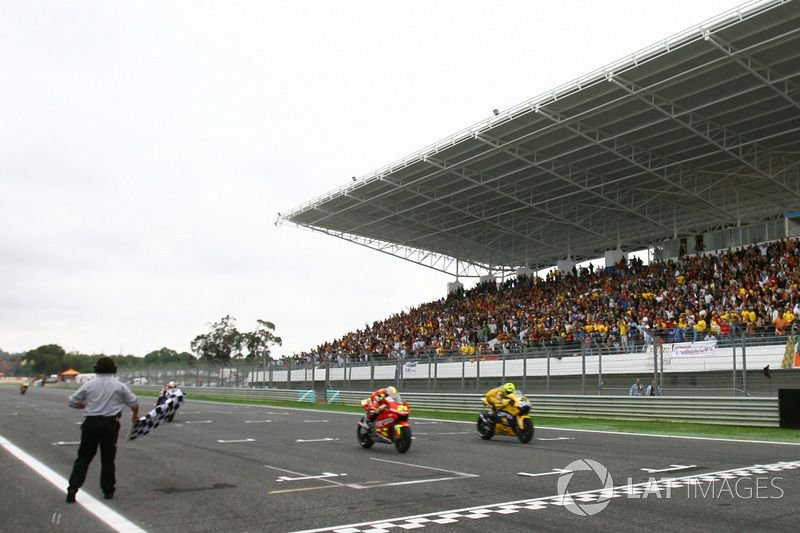 Chequered flag for Toni Elias, Fortuna Honda and Valentino Rossi, Yamaha