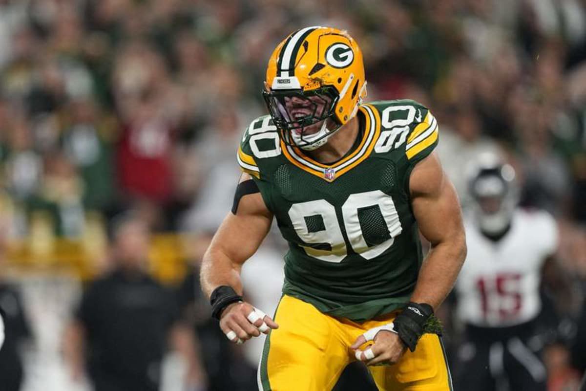Green Bay Packers defensive end Lukas Van Ness (90) reacts during the first quarter against the Atlanta Falcons at Lambeau Field. (Jeff Hanisch-Imagn Images)