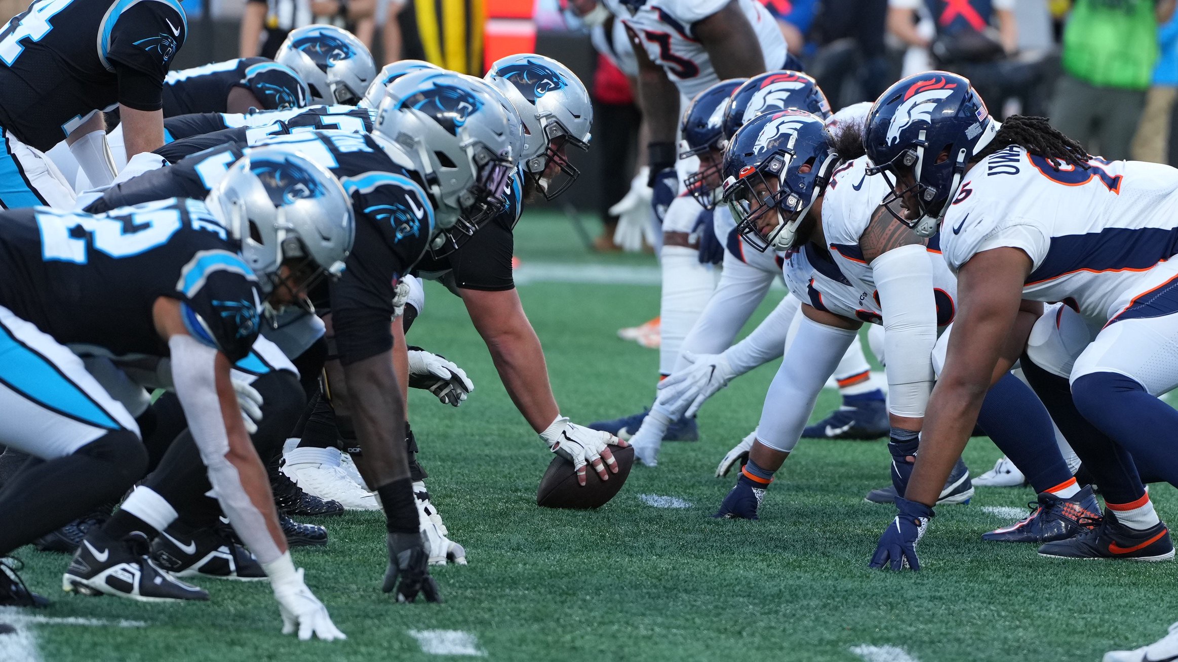 Carolina Panthers and Denver Broncos at the line of scrimmage in the fourth quarter at Bank of America Stadium. (Bob Donnan-USA TODAY Sports)