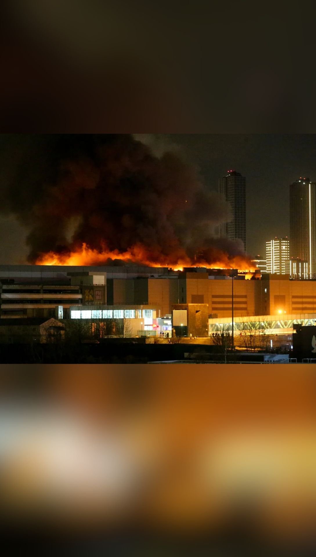 रूस की राजधानी मॉस्को के शॉपिंग मॉल में हो रहे म्यूजिक कॉन्सर्ट में हुए आतंकी हमले में करीब 140 लोगों की मौत हो गई.