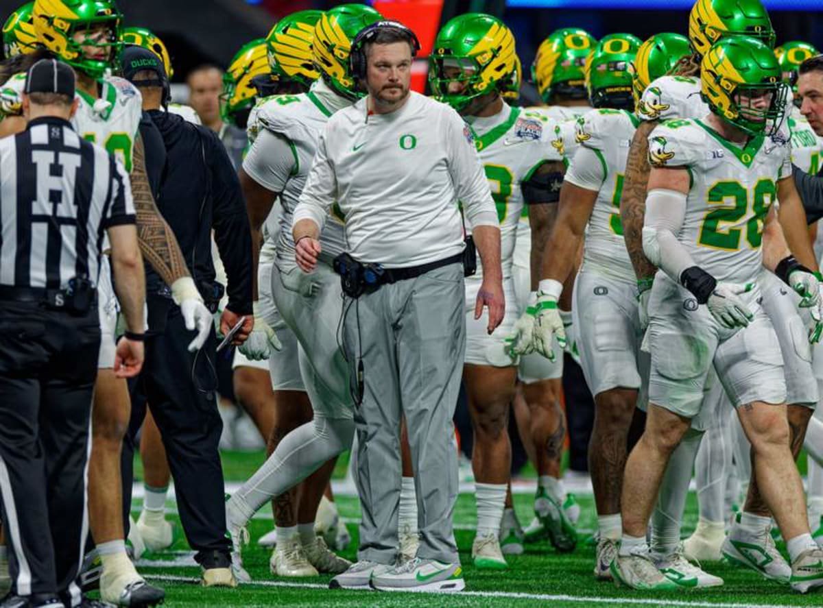 January 9, 2026: Oregon head coach, Dan Lanning, during the Chick-fil-A Peach Bowl – a College Football Playoff CFP Semifinal – featuring the 5 Oregon Ducks and the 1 Indiana Hoosiers, played at Mercedes-Benz Stadium in Atlanta, Georgia. Indiana rolls over Oregon, 56-22. /CSM Atlanta United States of America – ZUMAc04_ 20260109_faf_c04_040 Copyright: xCecilxCopelandx ©IMAGO/ZUMA Press Wire