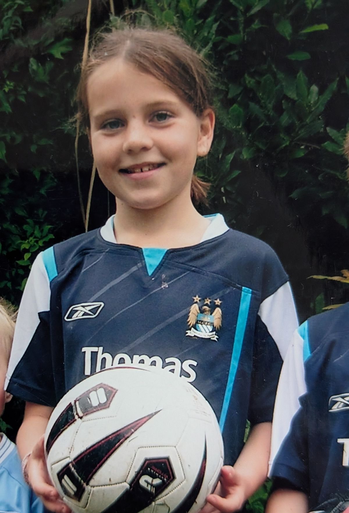 Ella grew up playing football, but as a teenager, dropped out at age 15 due to body confidence struggles and a desire to fit in socially
