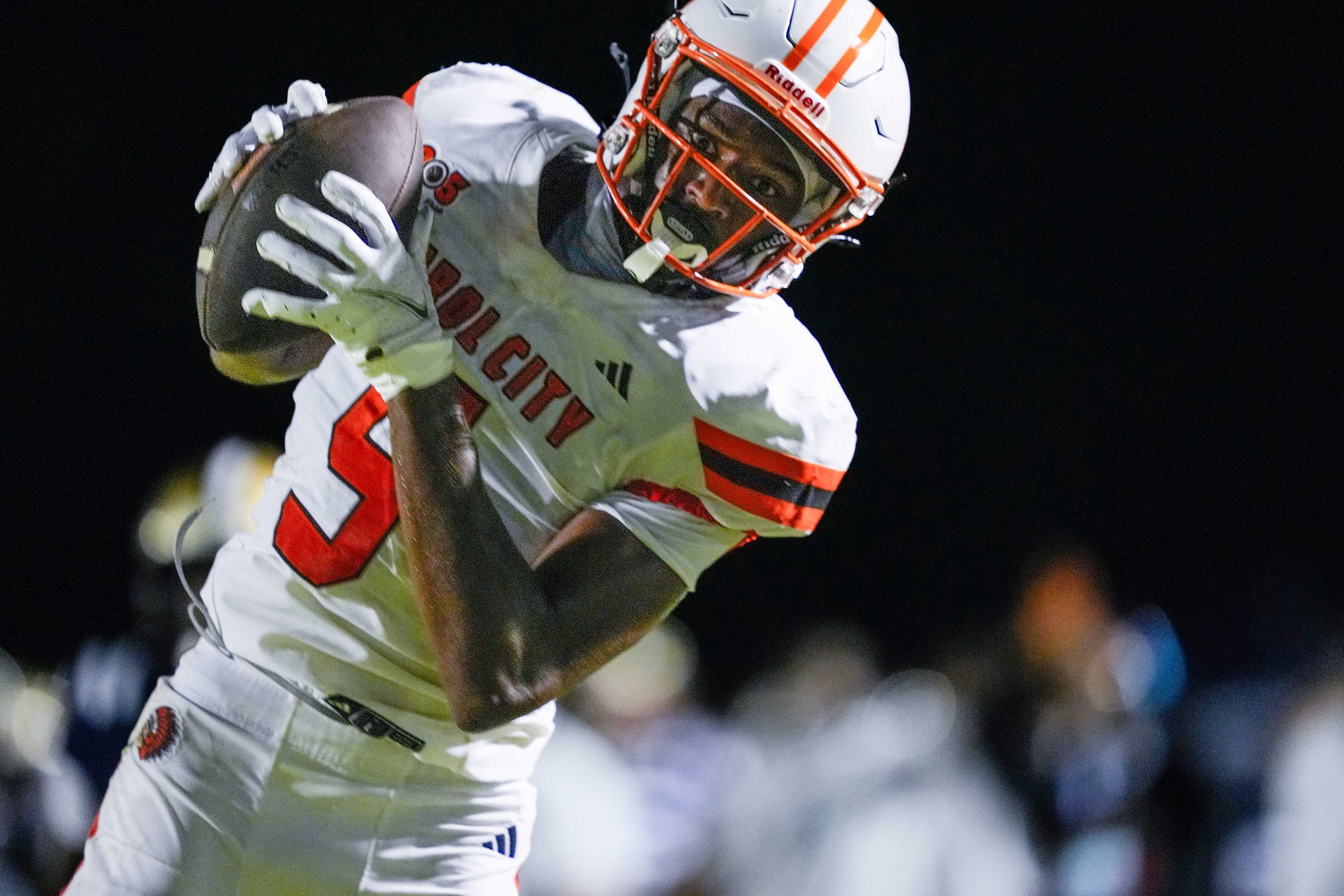 Carol City wide receiver Za'Kari Johnson (9) catches a touchdown pass during the fourth quarter against West Boca on Aug. 14, 2026, in Boca Raton, FL.