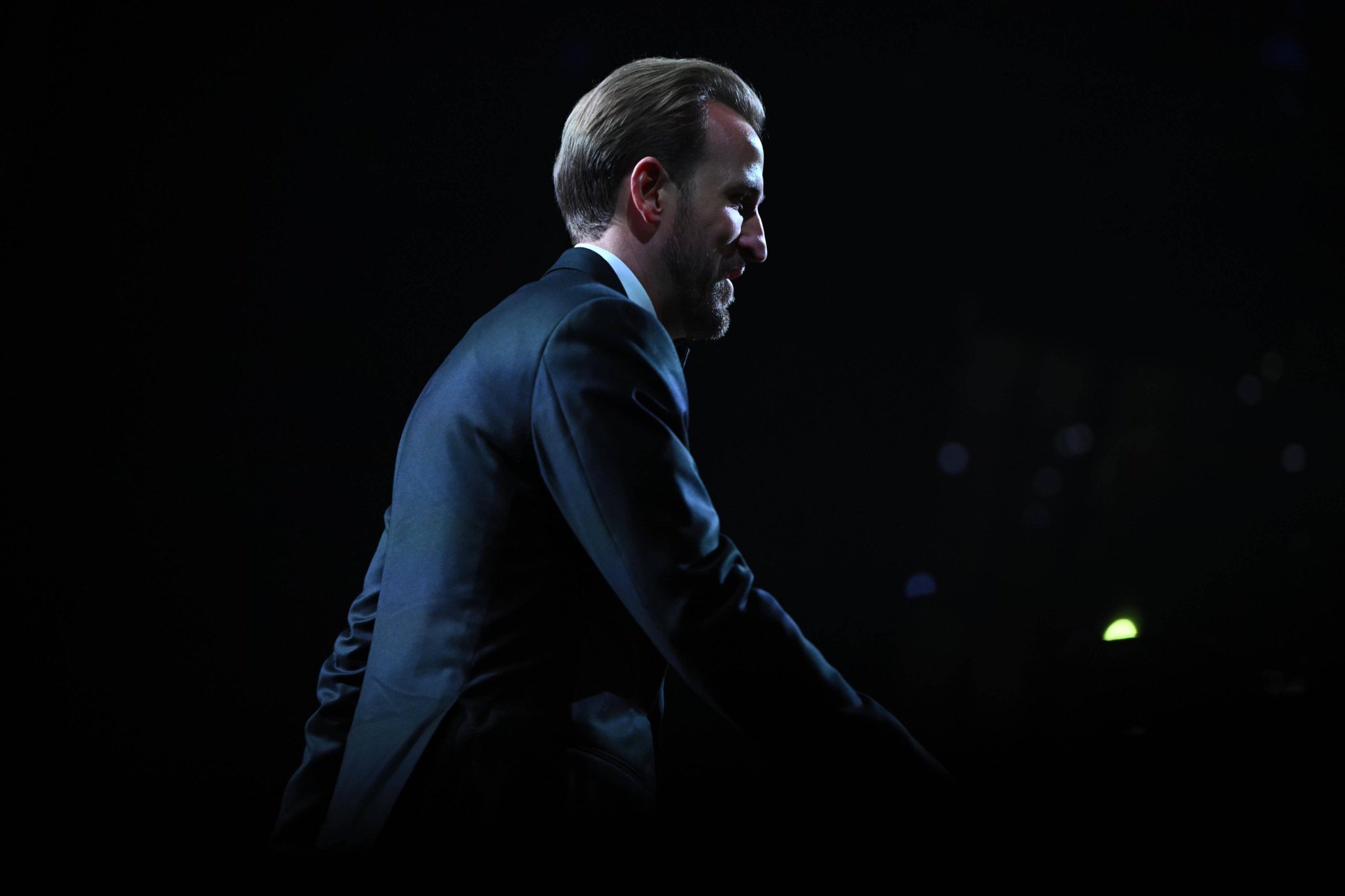 Harry Kane im dunklen Anzug bei der Ballon d’Or-Verleihung 2026 im London Palladium Theatre, im Profil beleuchtet.
