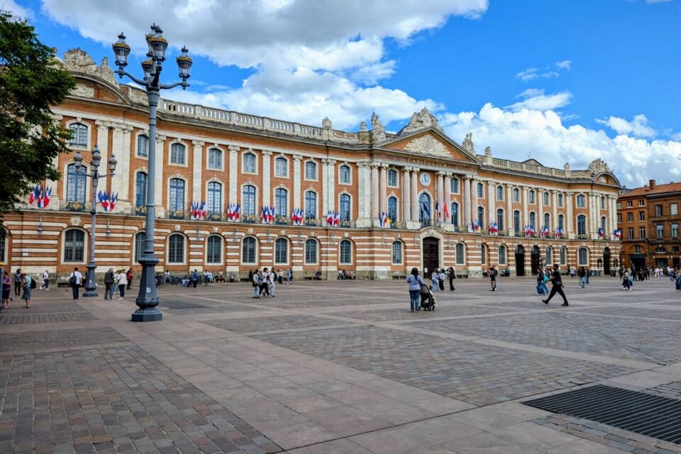 Contrairement à l'édition 2025, le Capitole sera traversée par les coureurs en début de marathon cette année.