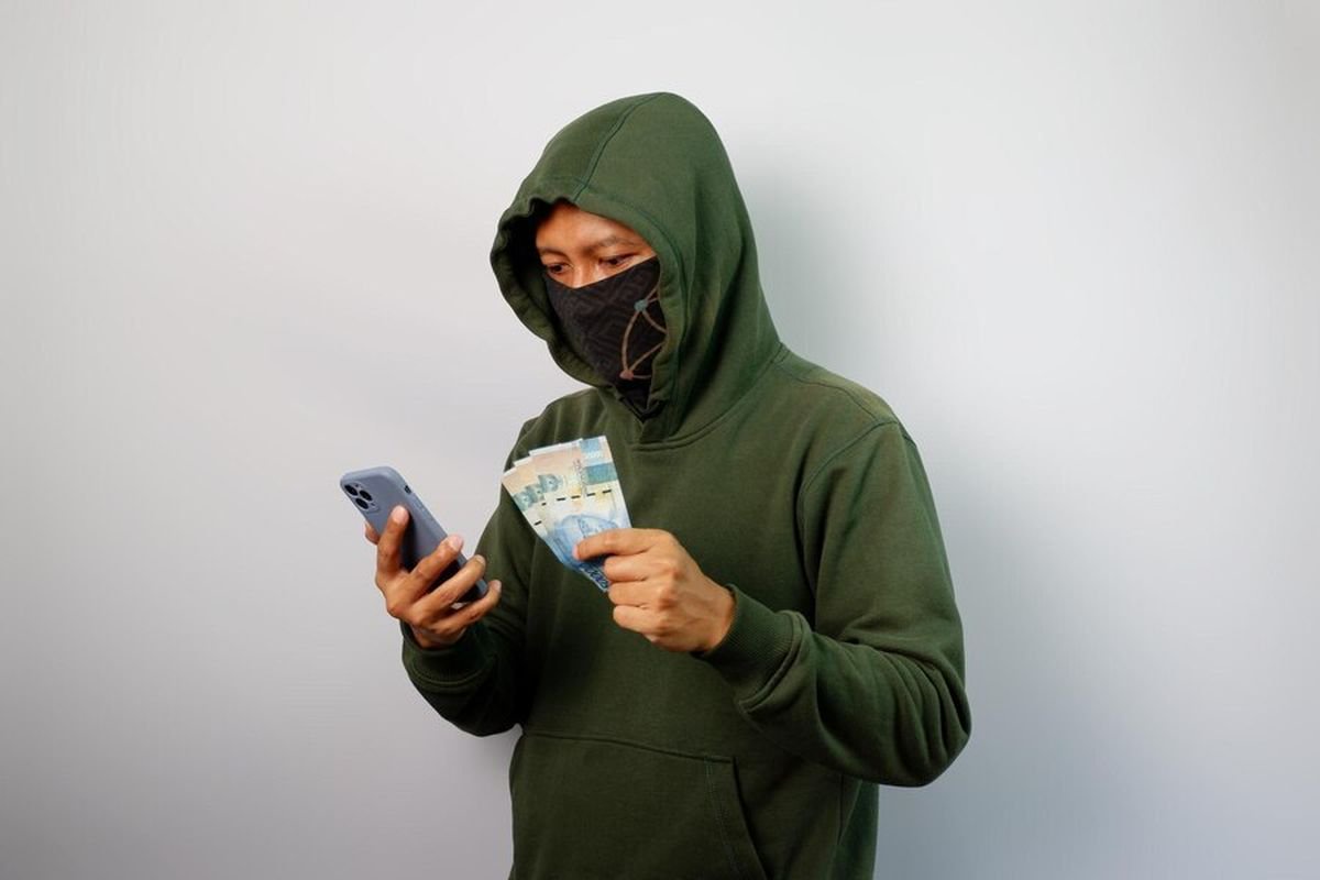 Ilustrasi menipu melalui WhatsApp. 