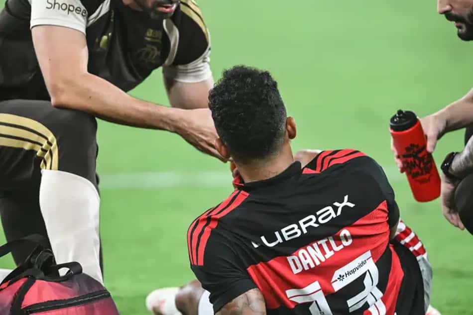 Danilo recebe atendimento no gramado do Maracanã; jogador precisou passar por cirurgia 