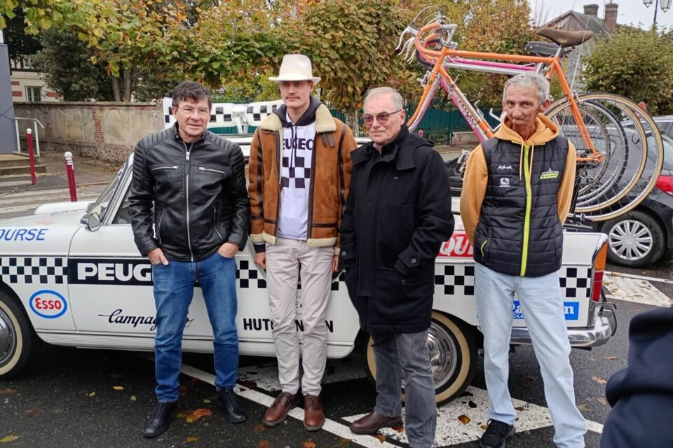 Les champions posent autour de LION, Nolan,  devant la superbe PEUGEOT 404, réplique du Tour 1972.
