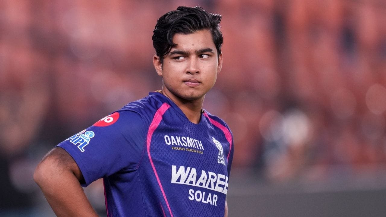 IPL 2026: जिसकी टीम से है टक्कर, वैभव सूर्यवंशी ने उस कोच के छुए पैर, फिर दिखेगा 35 बॉल वाला कमाल?