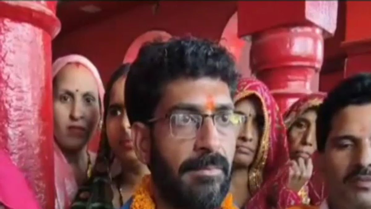 vegetable seller wins 11 crore lottery borrowing 500 receives threat