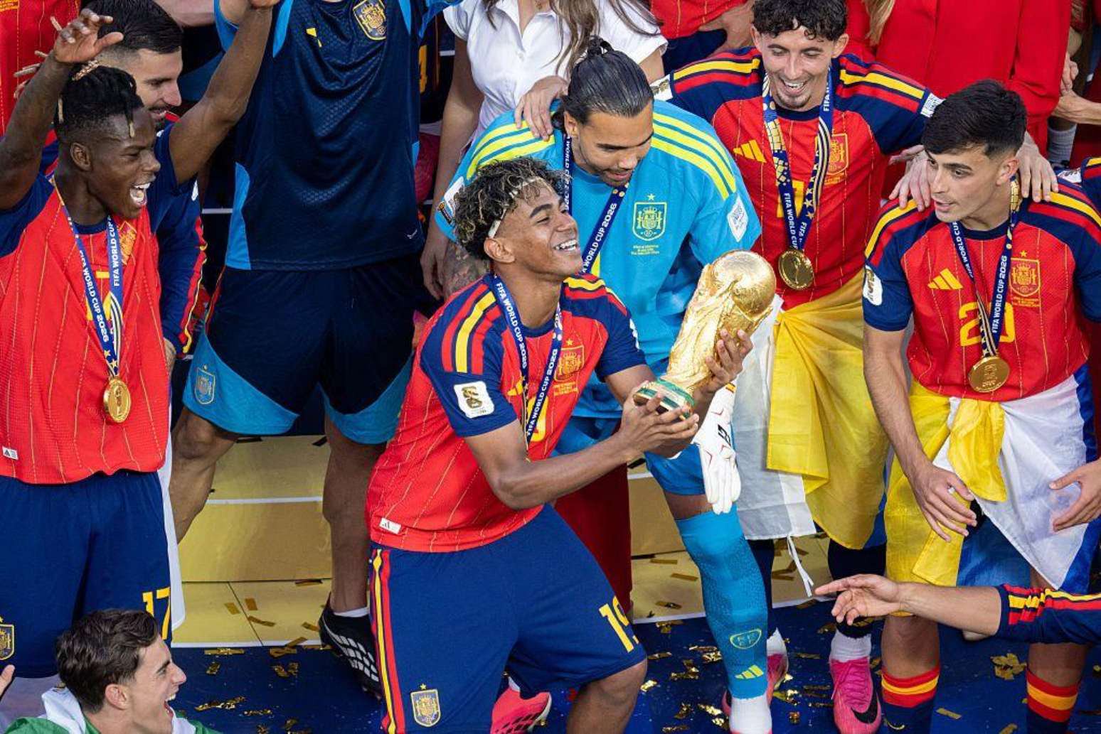 Lamine Yamal levantando a taça