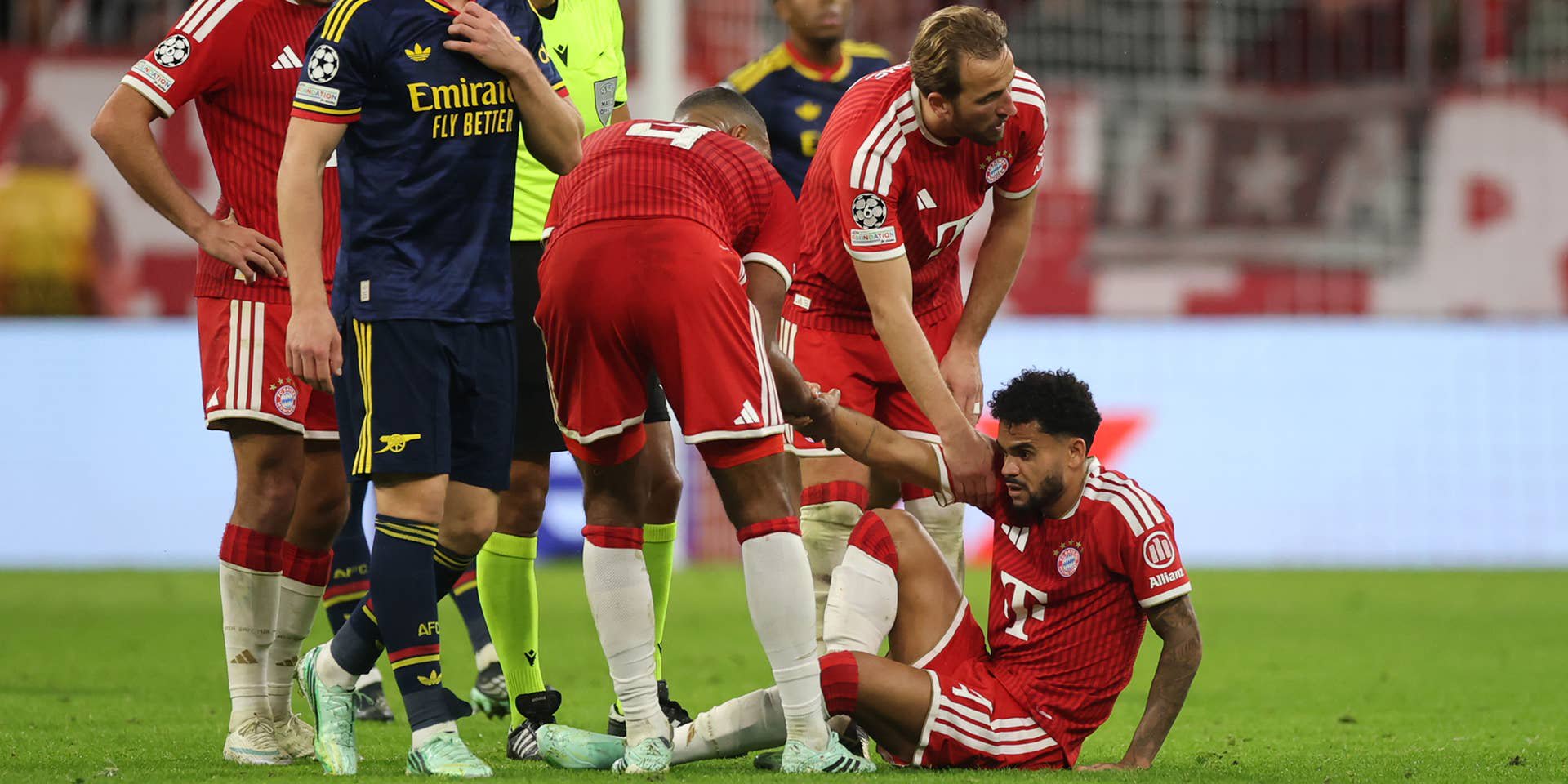 MUNICH, GERMANY - OCTOBER 21: Teammates look after Luis Diaz of FC Bayern Muenchen after sustaining an injury during the UEFA Champions League 2026/27 League Phase MD3 match between FC Bayern München and Arsenal FC at Football Arena Munich on October 21, 2026 in Munich, Germany. (Photo by Alex Grimm/Getty Images)