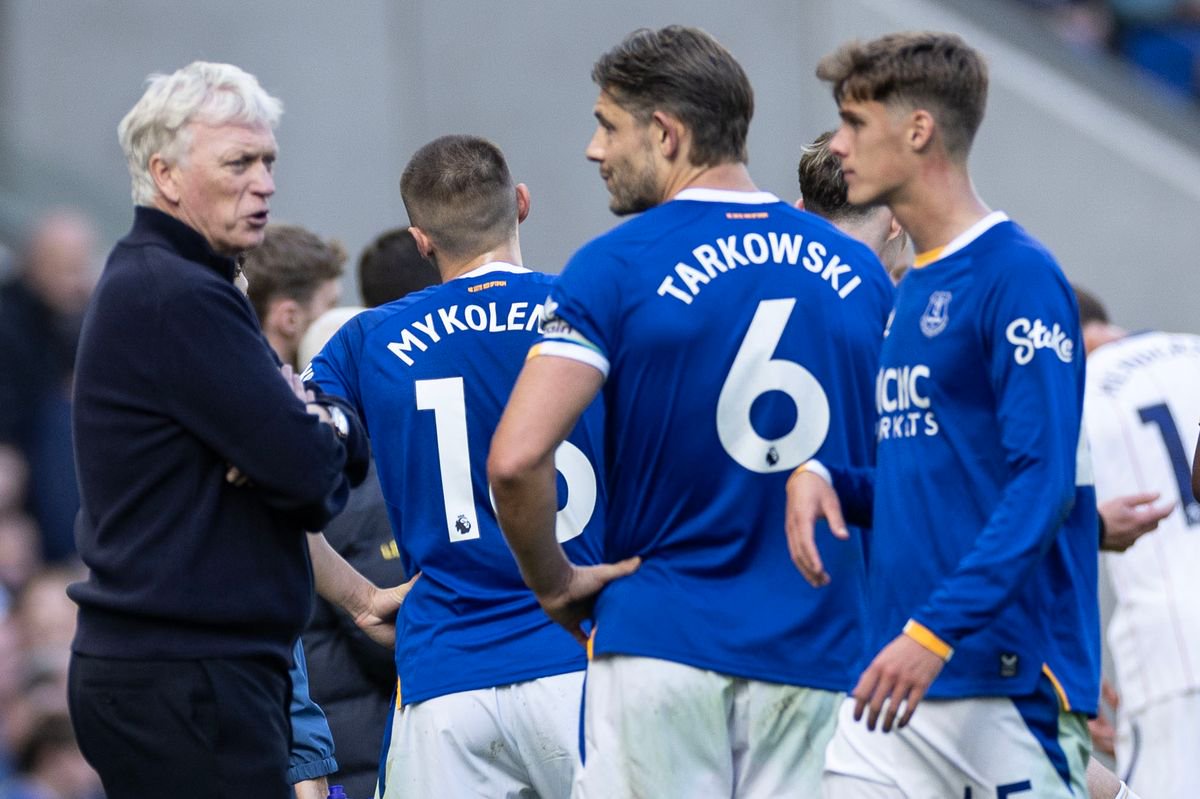 David Moyes talks to his players during the match between Everton and Chelsea at Hill Dickinson Stadium on October 17, 2026