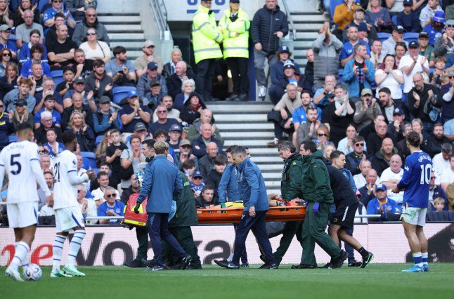epa13311199 Goalkeeper Emiliano Martinez of Chelsea is carried off on a stretcher during the English Premier League match between Everton and Chelsea, in Liverpool, Britain, 17 October 2026. EPA/ADAM VAUGHAN EDITORIAL USE ONLY. No use with unauthorized audio, video, data, fixture lists, club/league logos, 'live' services or NFTs. Online in-match use limited to 120 images, no video emulation. No use in betting, games or single club/league/player publications.