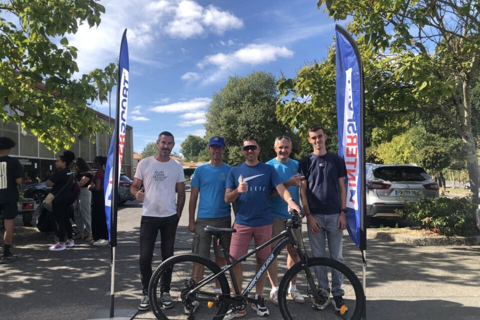 Le gagnant du vélo est Nicolas Gilbert de Bouguenais, entouré de Olivier Hulin, président de la section cyclo-VTT de l'ESHG, Jean-François Dénoue , vice-président et de Guillaume et Ewen d'Intersport qui a offert cevélo.