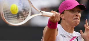 Top-ranked Swiatek dominates No. 2 Sabalenka to claim her 3rd Italian Open title